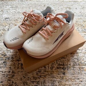 NIB Altra Paradigm 8 Women's White and Pink Running Shoes size 9